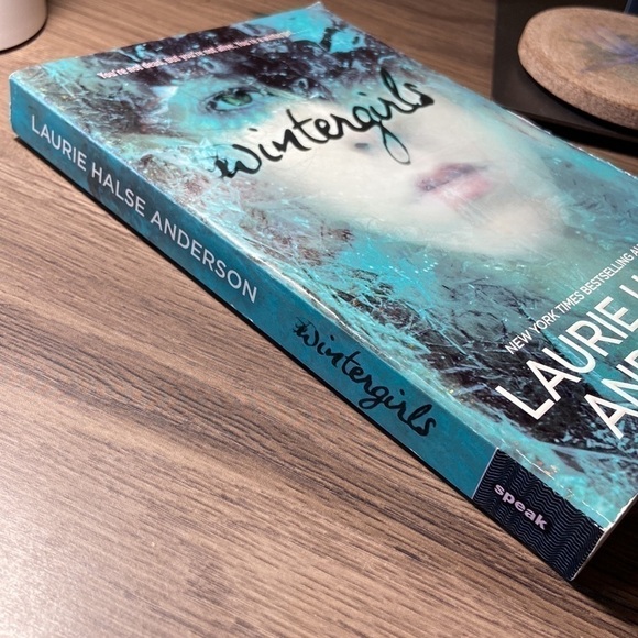 🦄 Wintergirls by Laurie Halse Anderson - Picture 5 of 7